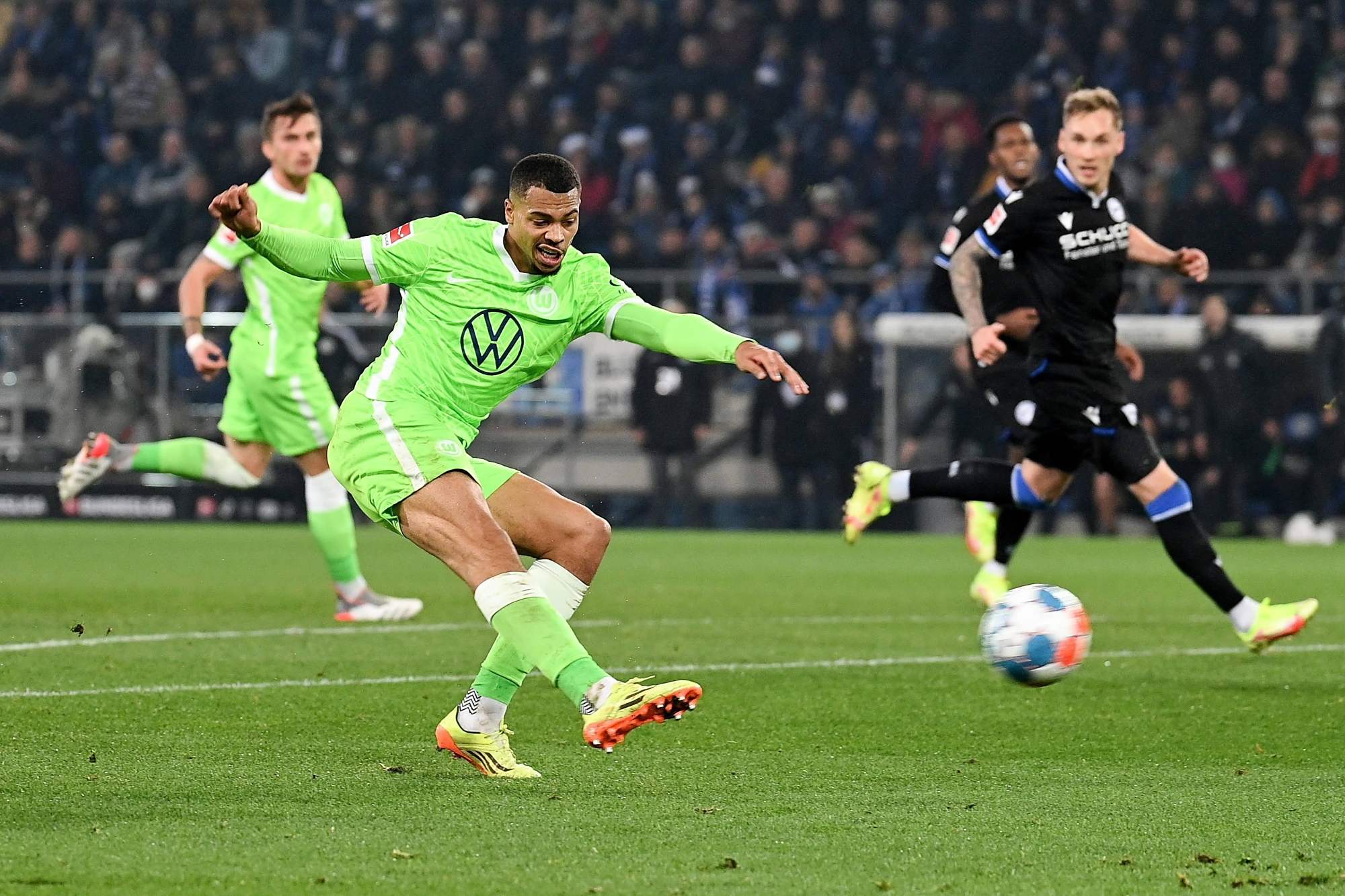 抢弧顶持球 抢弧顶持球